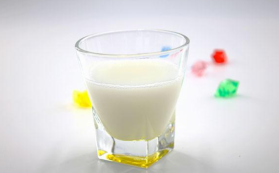 牛奶是早上喝好还是晚上喝好？